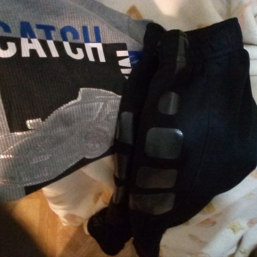 Boys Nike thermo air black 3t with cath me if u can shirt 4t